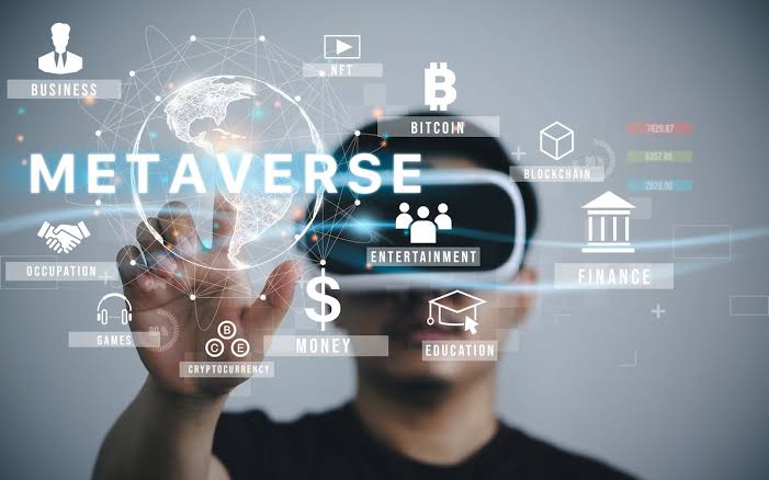 The Evolution of the Metaverse and Its Applications